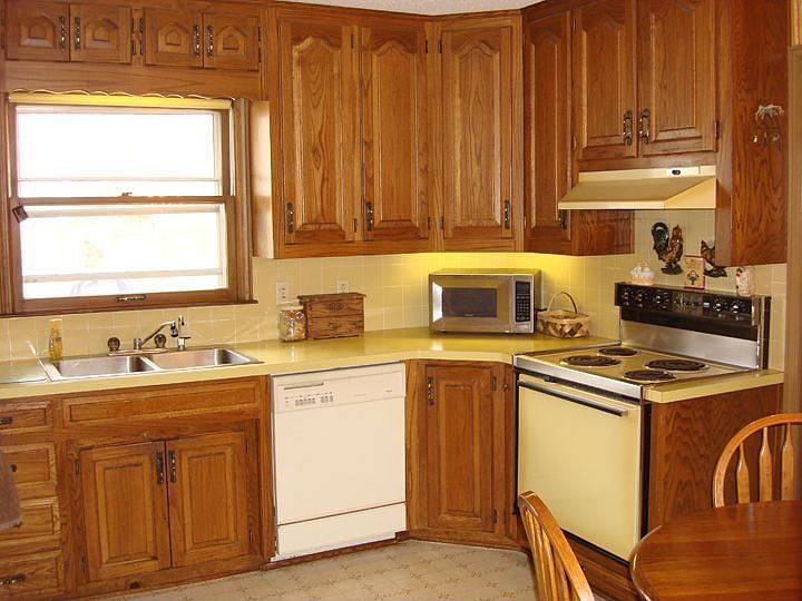 Custom oak cabinets, built in appliances