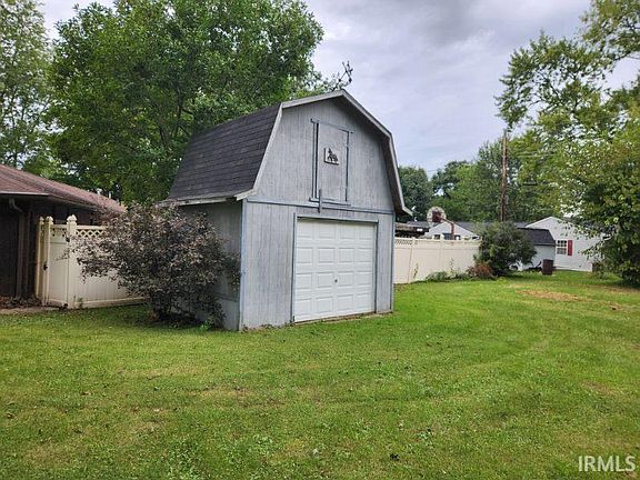 3rd image of 935 Jones Rd