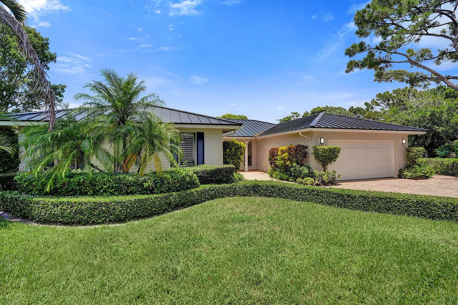 4 bed, 2.5 bath, 2527 sqft, $8,000 — Photo 2