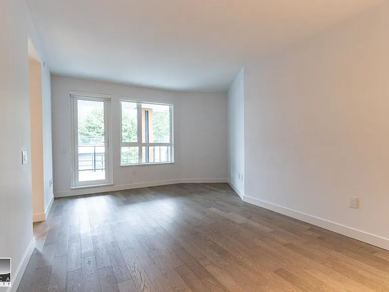 3220 Connaught Cres #305 — Photo 2