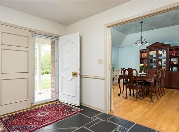 4th image of 1018 N Woodland Ct