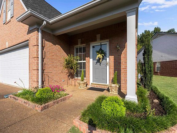 2nd image of 909 Abbey Grove Ln