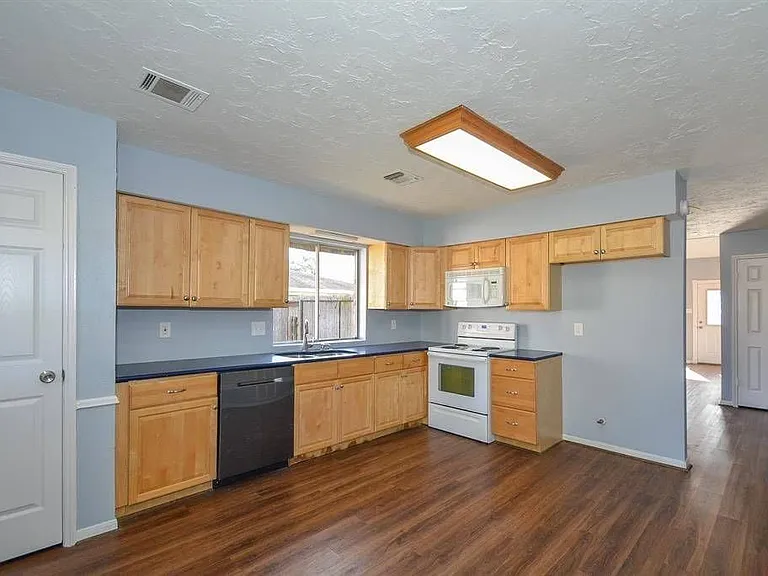 22722 Fincastle Dr — Photo 9