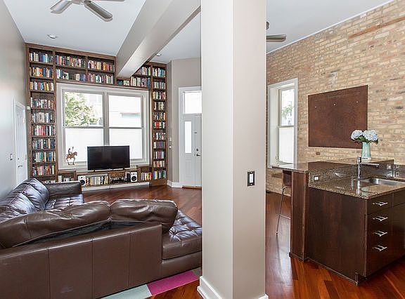 3rd image of 834 N Wood St APT 1S