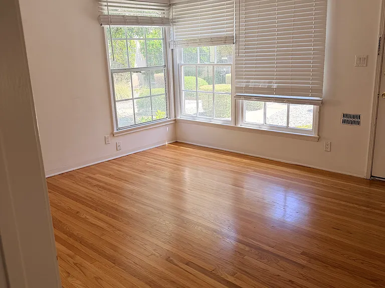 4321 Cahuenga Blvd — Photo 16