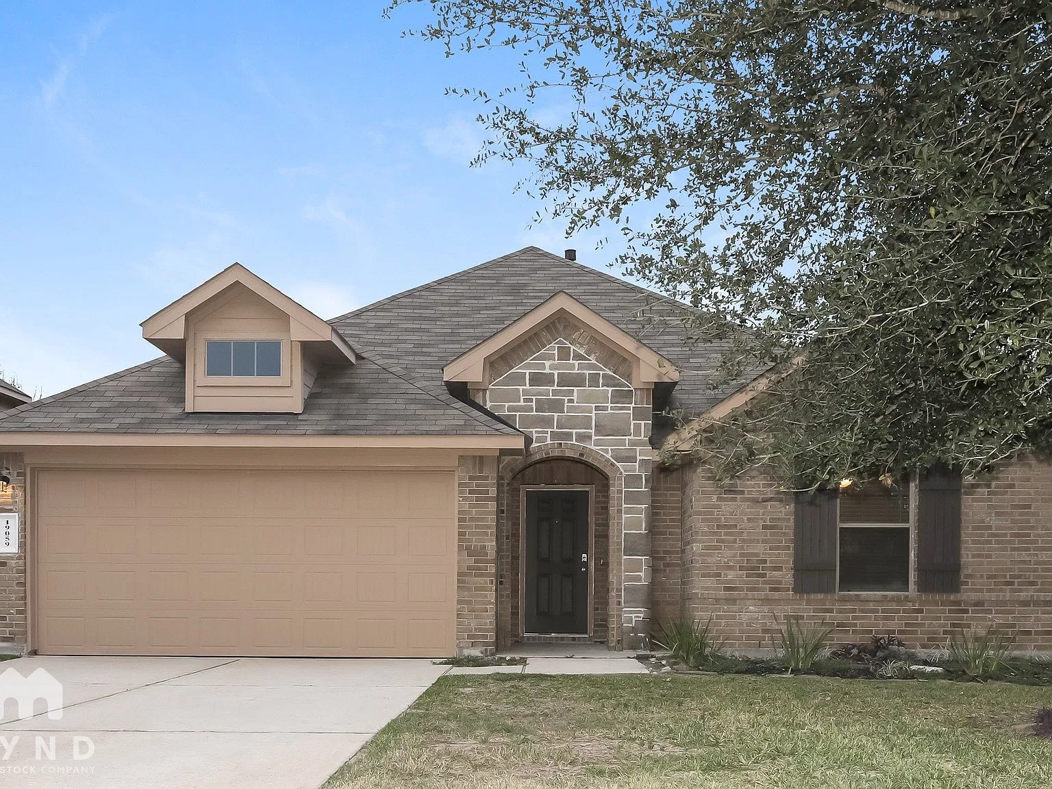 4 bed, 2.0 bath, 2094 sqft, $2,045 — Photo 1