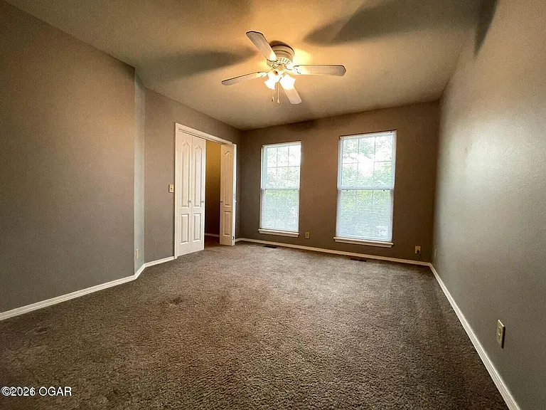 915 Briarview Dr — Photo 11