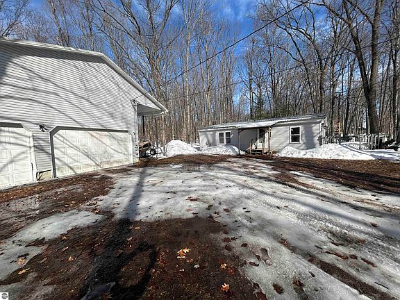 3rd image of 4640 E Circle Dr NE
