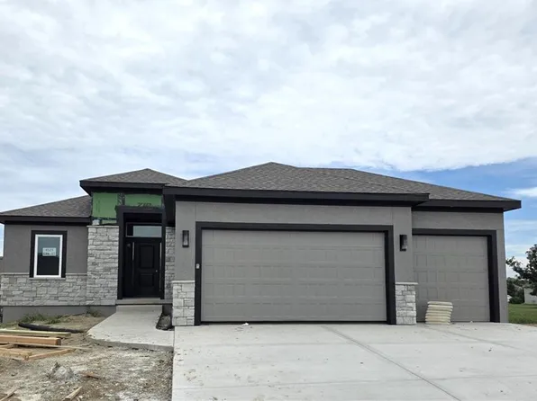 4525 145th Ct, Basehor, KS 66007