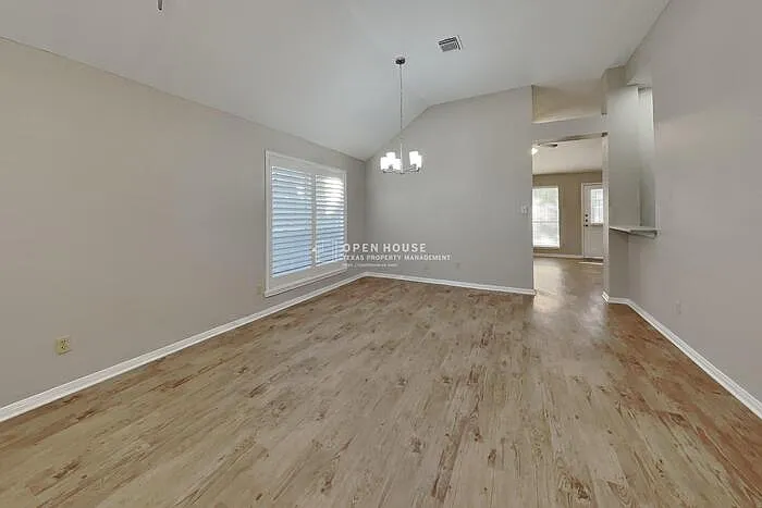 4 bed, 2.0 bath, 2050 sqft, $2,200 — Photo 4