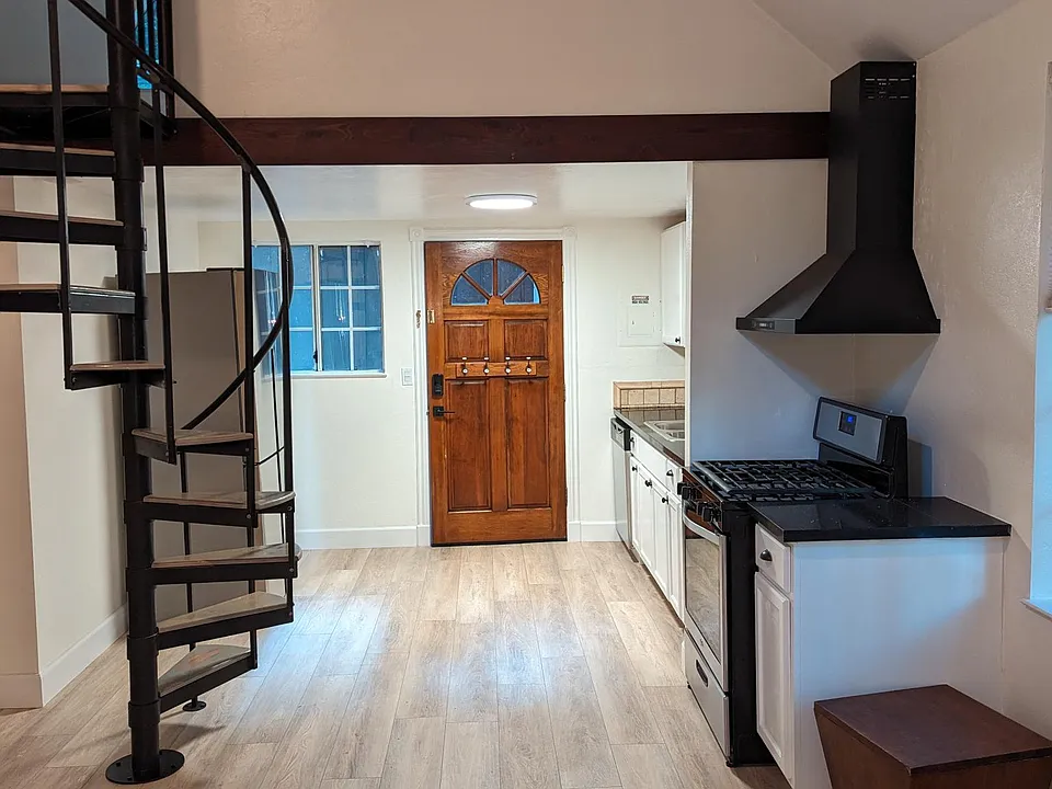 Entrance & kitchen