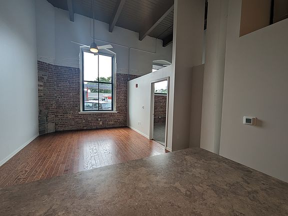 2nd image of 832 Commercial St #108