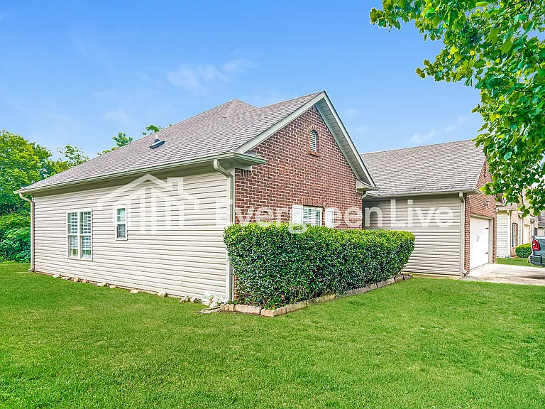 101 Merimeadows Dr — Photo 2