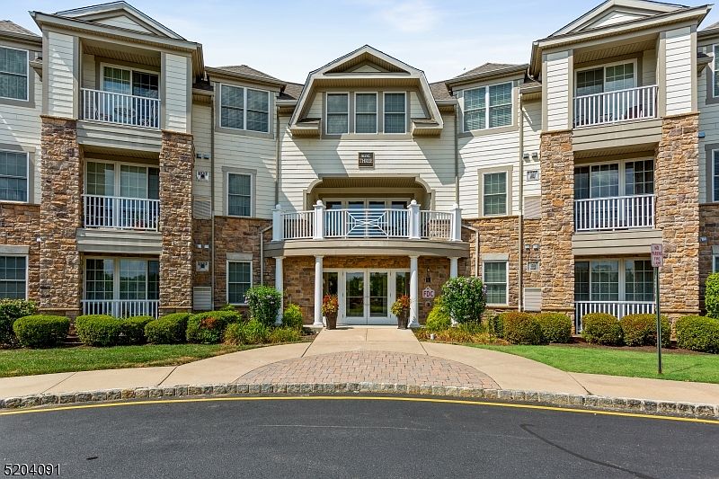 1st image of 385 Victoria Dr