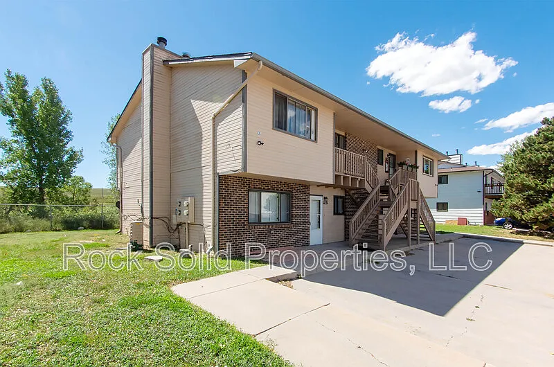 2 bed, 1.0 bath, 896 sqft, $1,250 — Photo 2