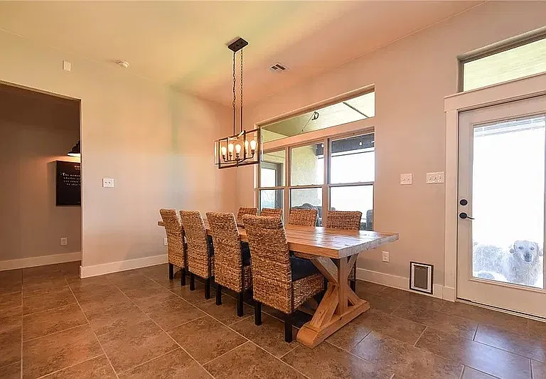 4 bed, 2198 sqft, $2,200 — Photo 4