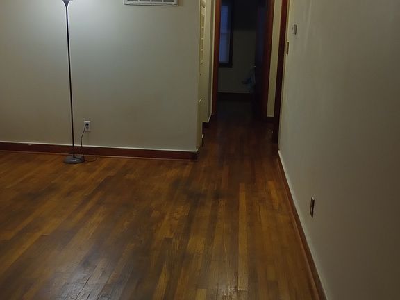 4th image of 2112 N Whitehill Dr