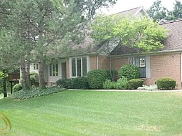4528 Golf View Dr, Brighton, MI 48116