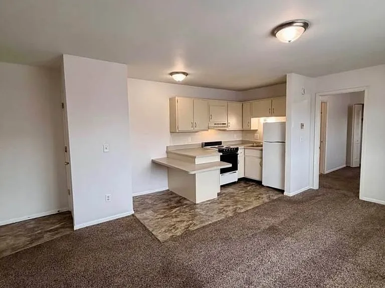 1302 W Sycamore St — Photo 3