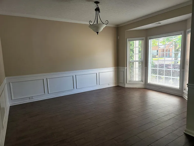 2350 Kirkstone Dr — Photo 2