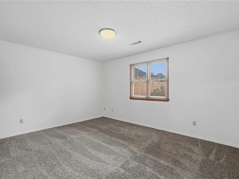 909 W Linden St — Photo 19