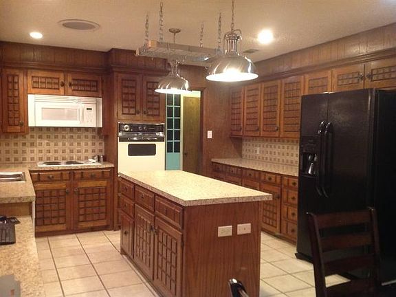 2nd image of 221 Cottonwood Ln