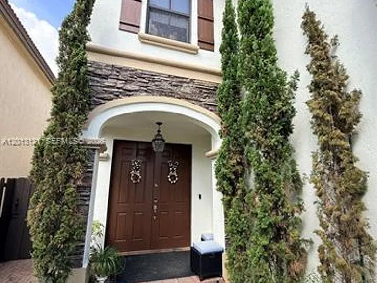 8640 NW 101st Pl — Photo 3