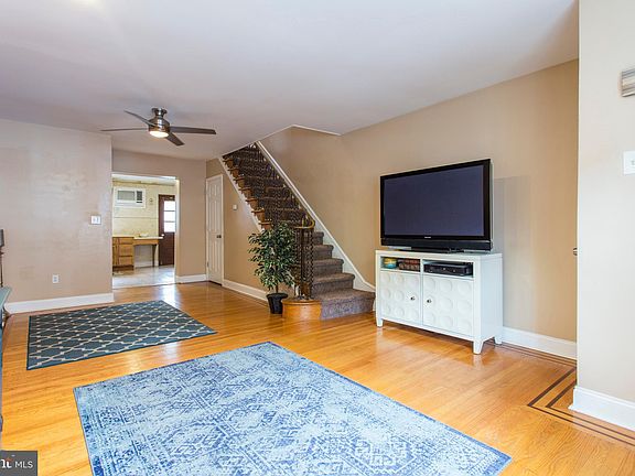 3rd image of 1907 S Alder St