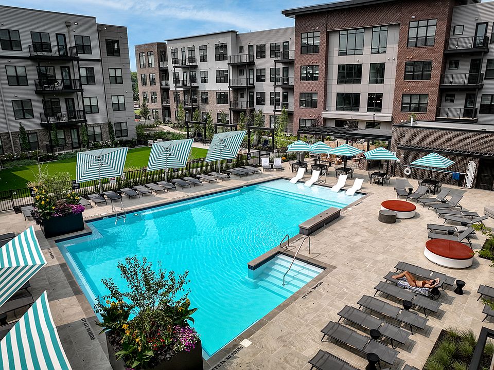The Thomas Pool: Midpoint residents have access to 2 pools at GVX