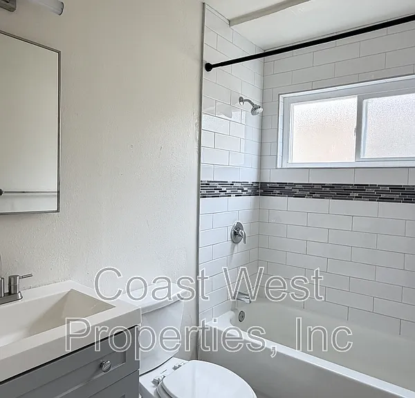 1057-1063 1/2 Missouri St #1061 — Photo 11