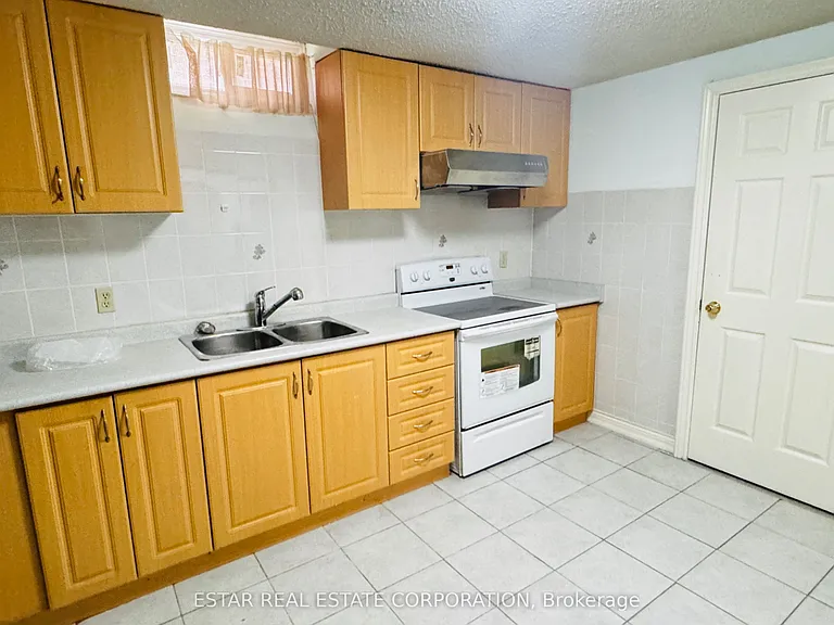 39 Loweswater Ave #BASEMENT — Photo 5