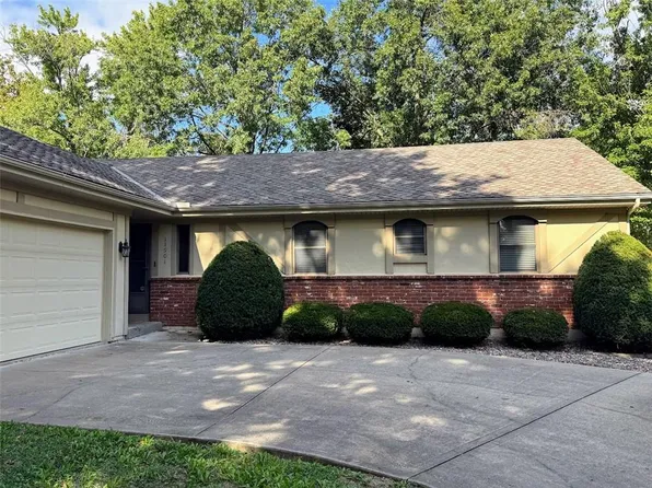 11901 Harrison Dr, Kansas City, MO 64146