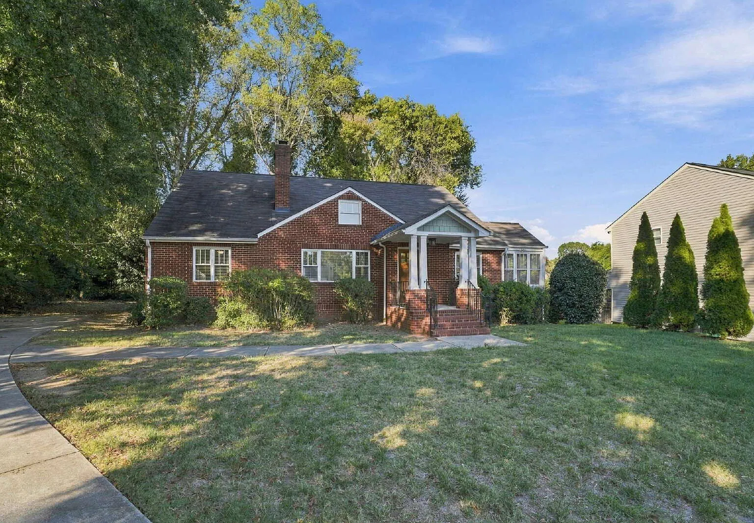 5 Bedrooms In Lansdowne! — Photo 3