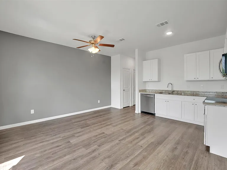 1608 Ash Crescent St — Photo 9