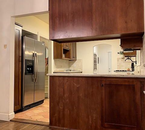 5th image of 621 E 7th St