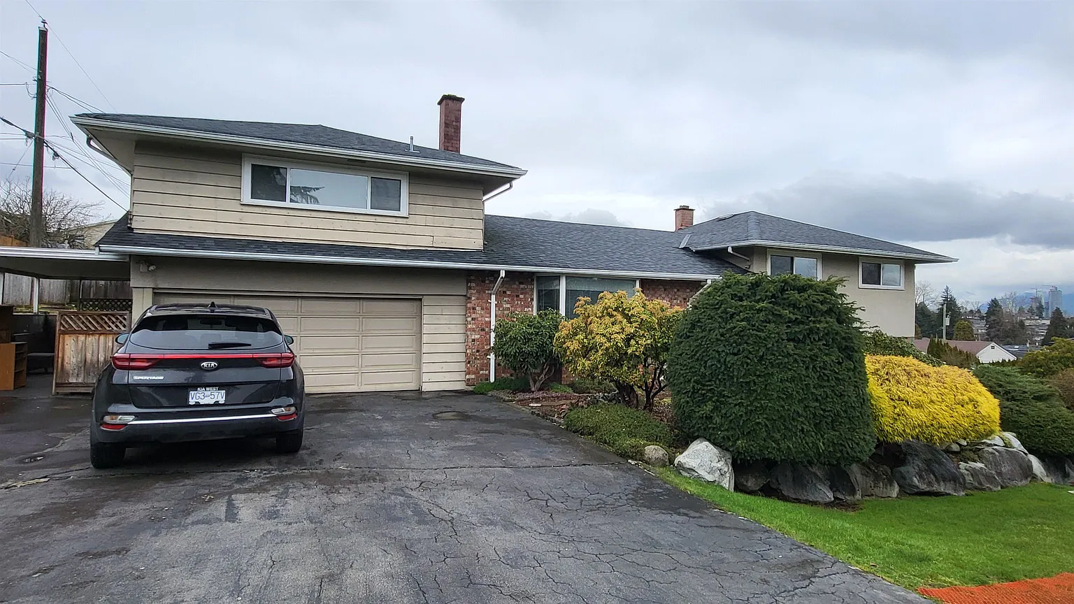 5045 Barker Cres photo 1