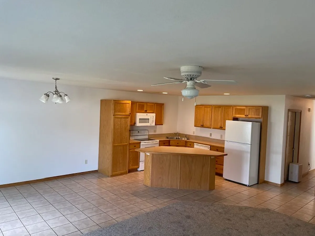 Building Photo - 2400-2418 Hillcrest Dr