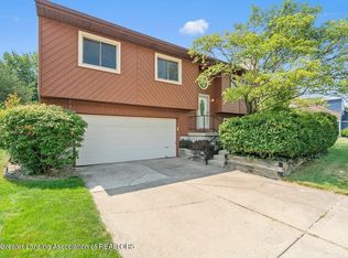 916 Westover Cir, Lansing, MI 48917