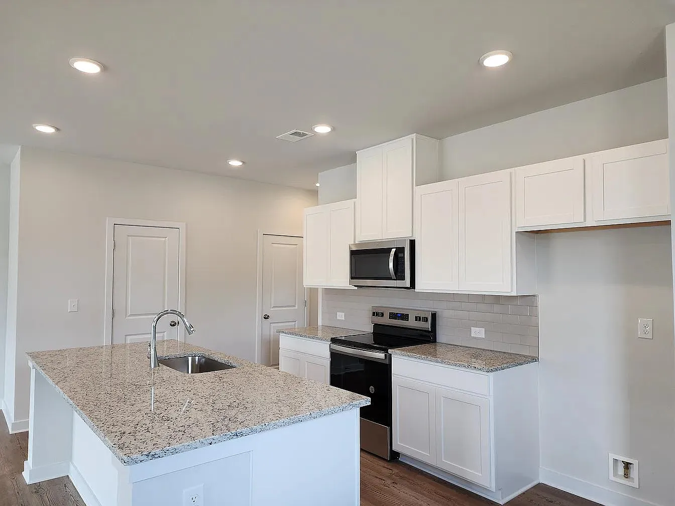 3 bed, 2.5 bath, 1855 sqft, $2,335 — Photo 3