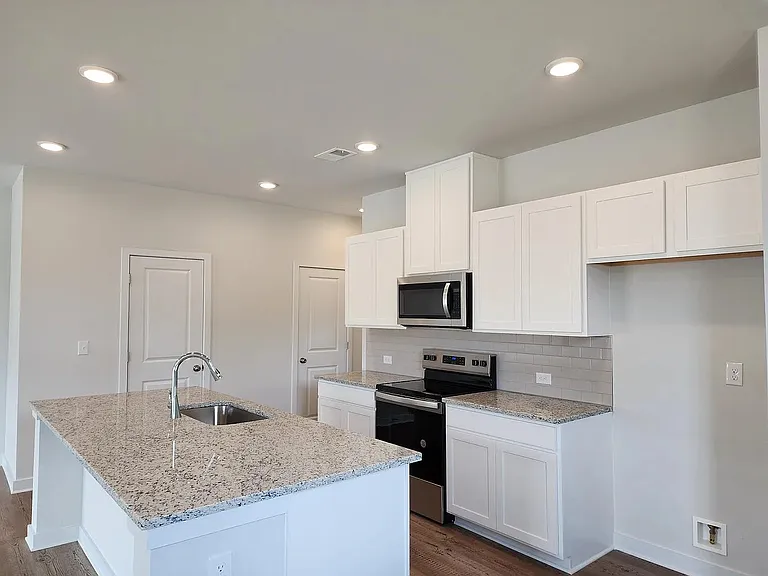 2020 Underwood Dr — Photo 3