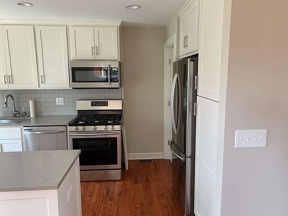 Updated kitchen - new stainless steel appliances and fully updated in 2020!