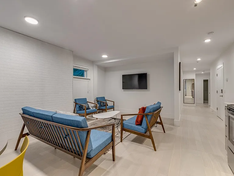 1425 Haro St #101 — Photo 8