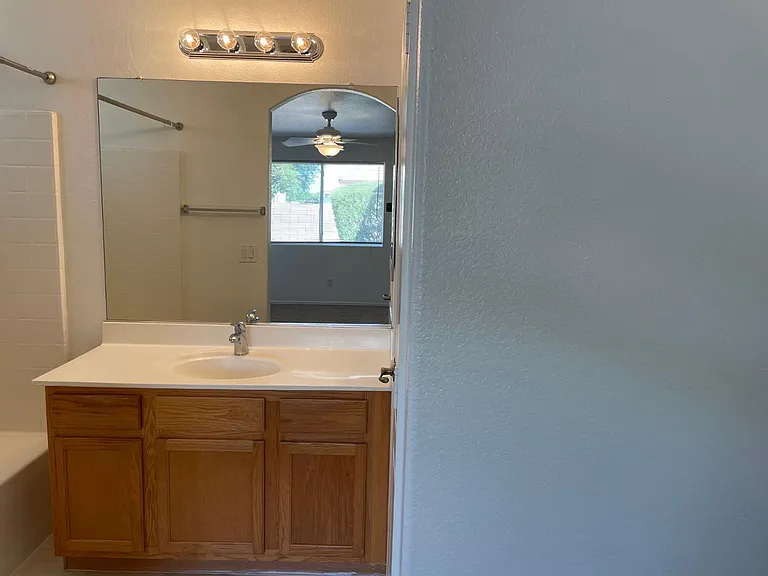 6831 S 33rd Dr — Photo 14