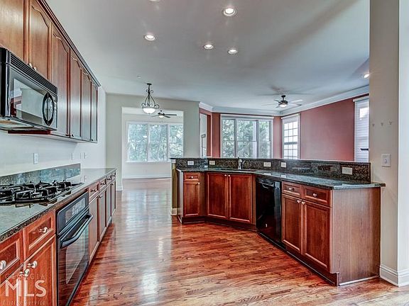 2nd image of 1231 Creekside Pl SE
