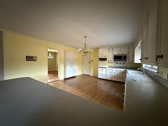 4th image of 604 W Camellia Ave