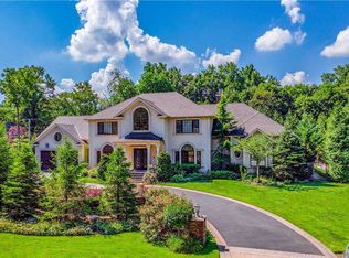 8 Engineers Rd, Roslyn, NY 11576