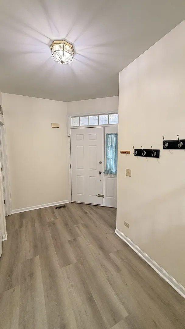 2 bed, 2.5 bath, 1800 sqft, $2,995 — Photo 2