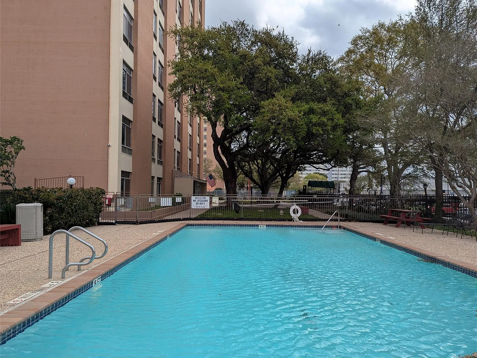 1 bed, 872 sqft, $1,300 — Photo 3