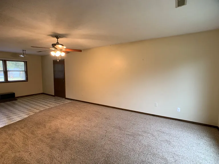 124 Harvey Dr — Photo 3