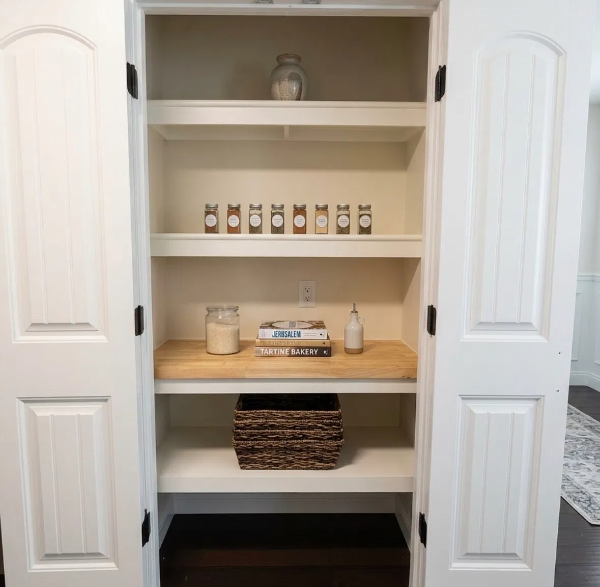 3 bed, 924 sqft, $2,300 — Photo 2